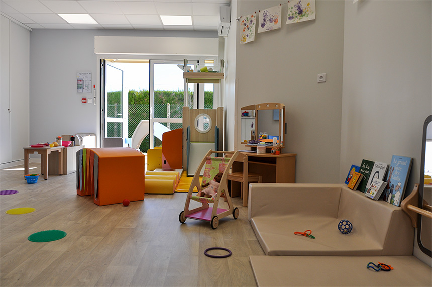 Photo de l'intérieur d'un bâtiment avec des jouets pour enfant