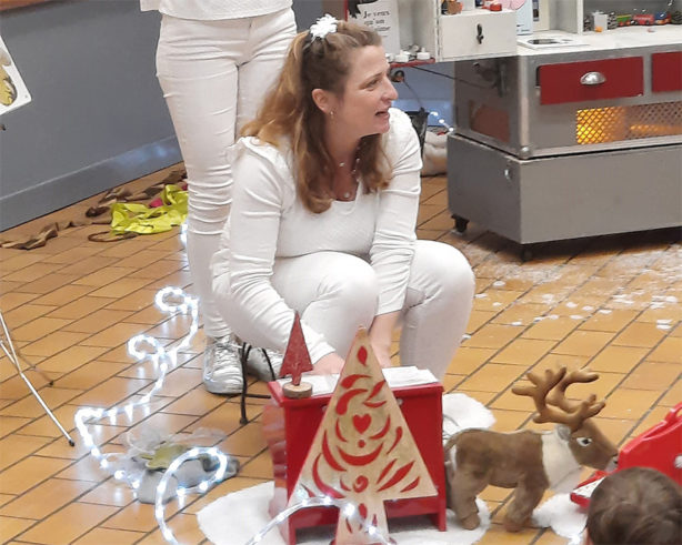Photo d'une comédienne en représentation du spectacle