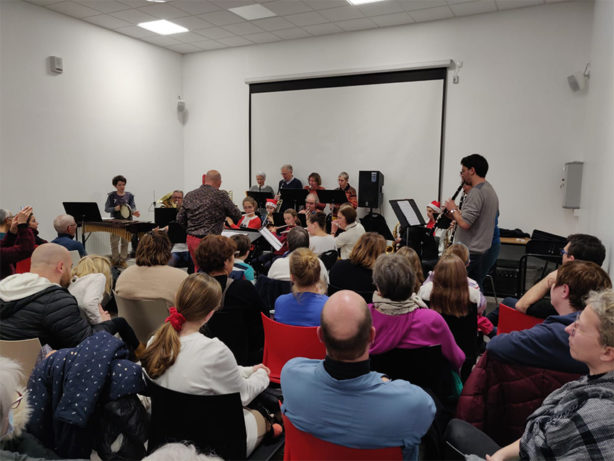 Photo des élèves de l'école de musique en train de jouer de leur instrument devant un public
