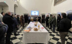Photo de nombreuses personnes autour d'une table sur laquelle sont posées des viennoiseries
