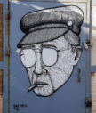 Photo d'une porte sur laquelle est collé le dessin du visage d'un homme