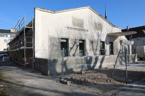 Photo de la façade du bâtiment en travaux