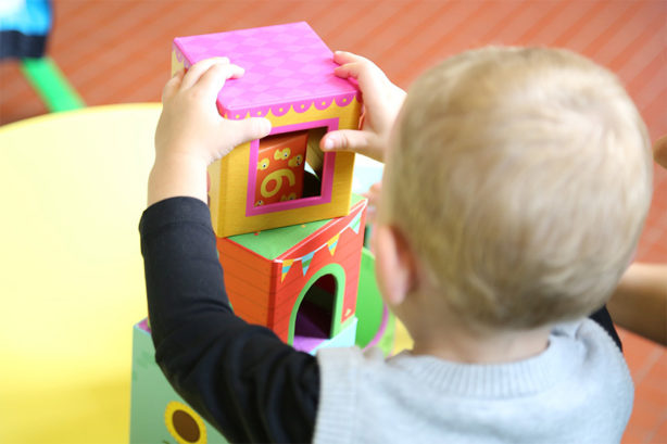 Photo d'un bébé en train de jouer