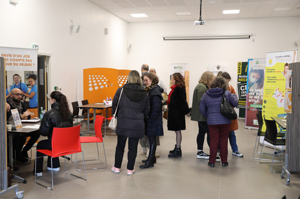 Photo de différents stands avec des personnes devant