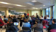 Photo de l'inauguration de l'antenne Femmes des Territoires Sud Loir-et-Cher avec de nombreuses personnes assises, que l'on voit de dos, en train d'écouter la présentation