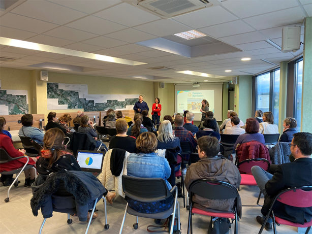 Photo de l'inauguration de l'antenne Femmes des Territoires Sud Loir-et-Cher avec de nombreuses personnes assises, que l'on voit de dos, en train d'écouter la présentation