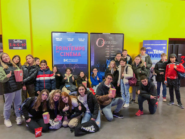 Photo des jeunes dans le hall d'un cinéma