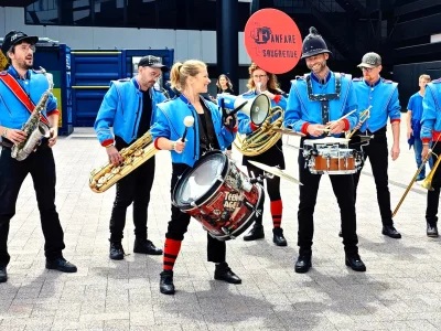 Photo des artistes de la Fanfare Saugrenue