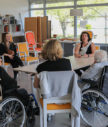 Photo d'un atelier théâtre à l'EHPAD du Grand Mont de Contres avec les artistes, des lycéennes et des résidentes de l'EHPAD assises autour d'une table