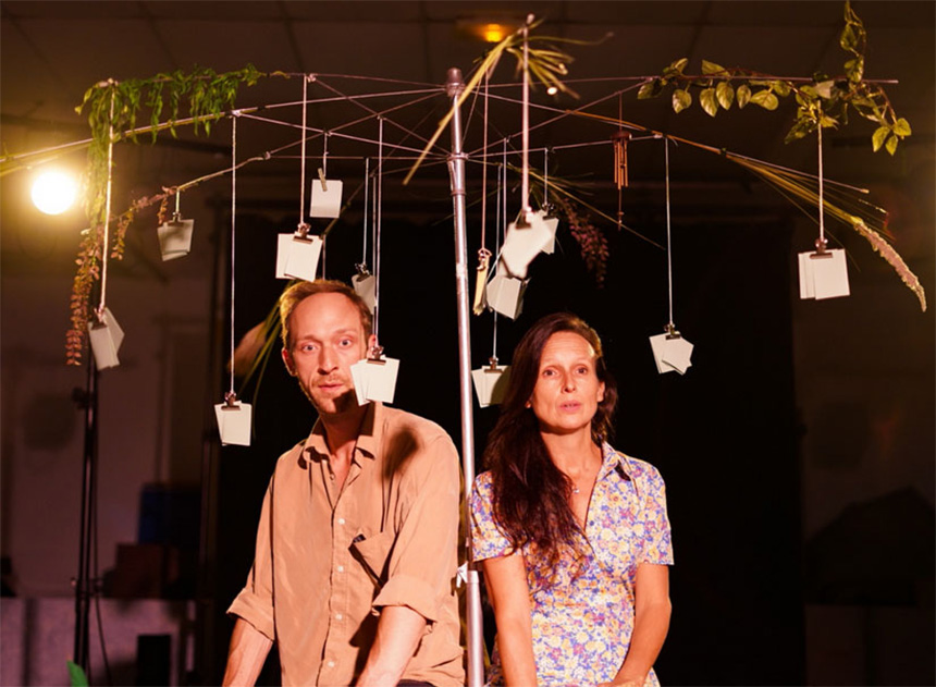 Photo de la pièce de théâtre avec deux comédiens