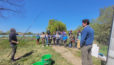 Photo de la sortie pêche de l'accueil de loisirs de Soings-en-Sologne où des enfants sont en train d'écouter un intervenant, une canne à pêche dans la main