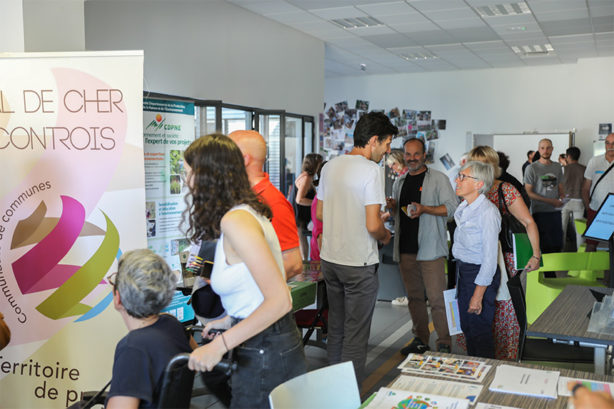 Photo de la rencontre professeurs-artistes avec différentes personnes en train d'échanger