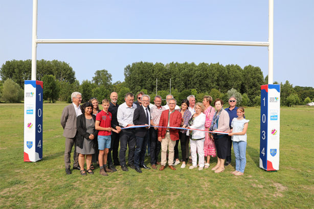 Photo des représentants et des partenaires de la Rugby Heritage Cup Pontlevoy 2023 à l'occasion de l'inauguration du terrain