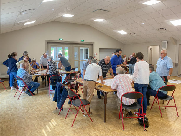 Photo des élus répartis en groupes de travail lors du séminaire "habiter le Val de Cher Controis en 2023"