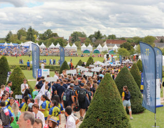 Photo du défilé des équipes de la Rugby Heritage Cup à l'Abbaye de Pontlevoy