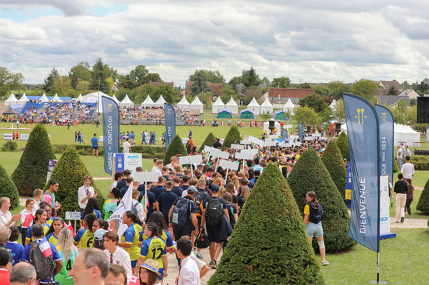 Photo du défilé des équipes de la Rugby Heritage Cup à l'Abbaye de Pontlevoy