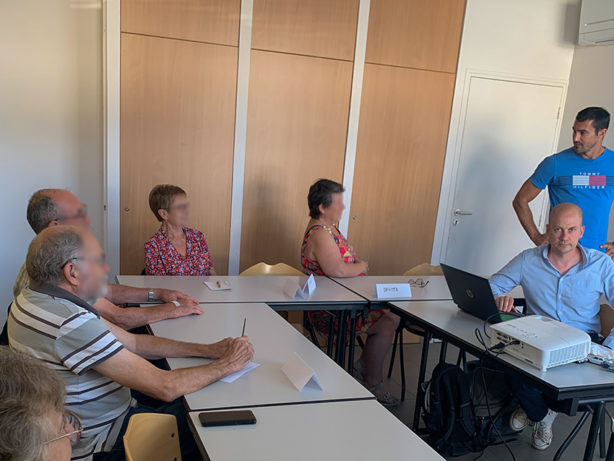 Photo des participants et des formateurs autour d'une table.