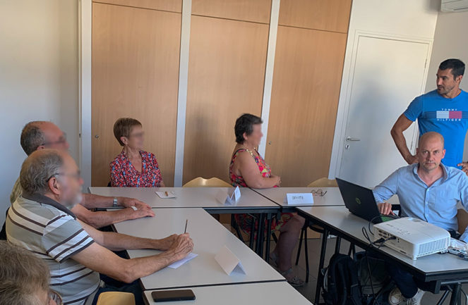 Photo des participants et des formateurs autour d'une table.