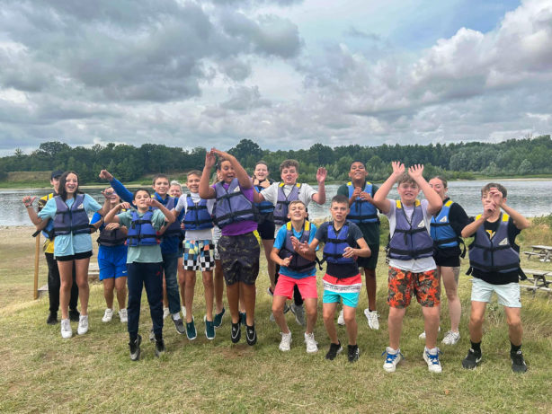 Photo des adolescents de l'accueil jeunes de Contres au bord de l'eau lors d'une activité kayak