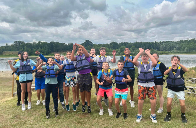 Photo des adolescents de l'accueil jeunes de Contres au bord de l'eau lors d'une activité kayak