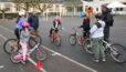 Photo des enfants sur leur vélo et des animateurs