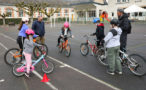 Photo des enfants sur leur vélo et des animateurs