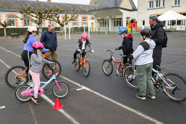 Photo des enfants sur leur vélo et des animateurs