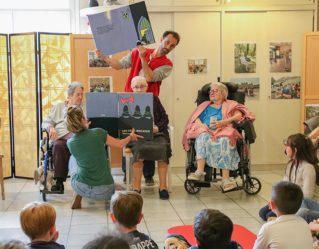 Lecture à l'EHPAD du Grand Mont à Contres pour les enfants de l'accueil de loisirs dans le cadre du projet Eclats de lire en Val de Cher Controis
